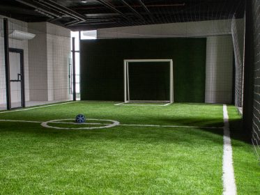 Disfruta de tu deporte favorito en nuestra cancha techada de última generación. El lugar ideal para compartir con familia y amigos sin salir de casa.